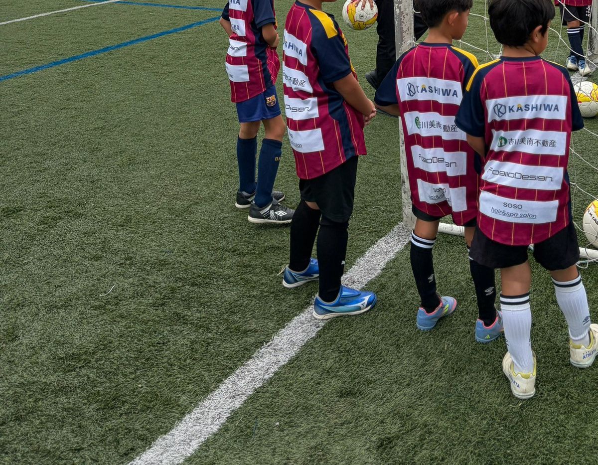 ゴール前に並ぶ選手たちの後ろ姿