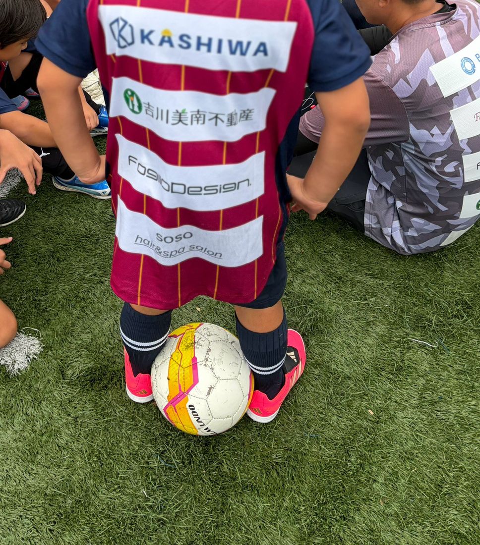 ボールの上に足を乗せる選手の後ろ姿