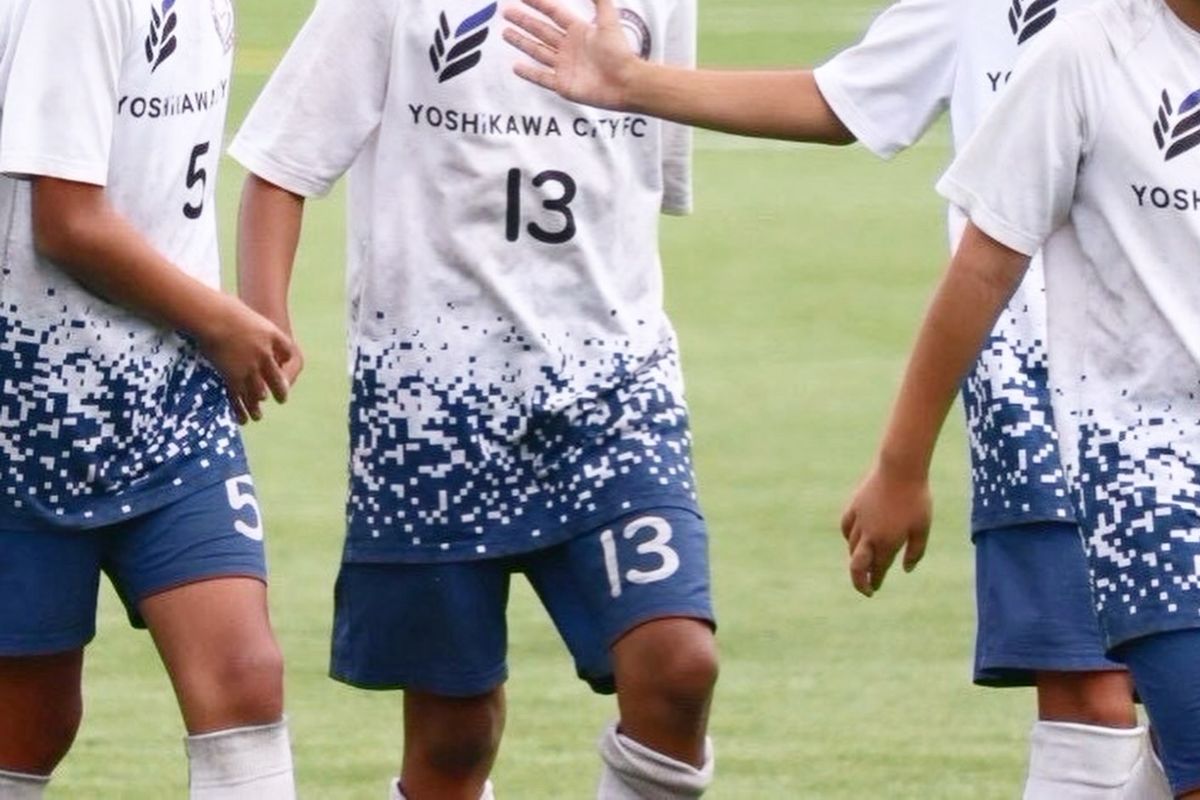 U-12 ジュニア。背番号13のユニフォームを着た選手たち