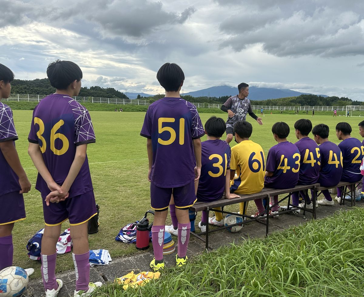 U-15 ジュニアユース。ベンチ脇に並ぶ選手たちの後ろ姿